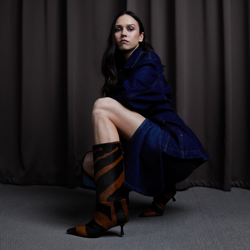Augustina | Stivale in pelle stampato zebra nero/cuoio donna